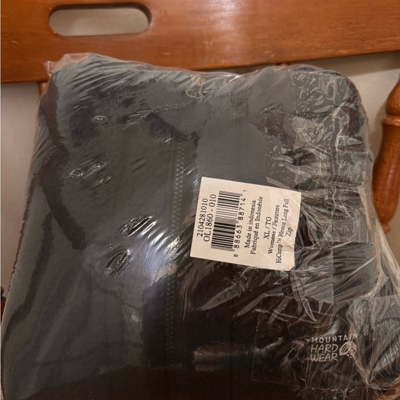 Mountain Hardware- Black Fleece, Zip-Up Jacket - Picture 9 of 11